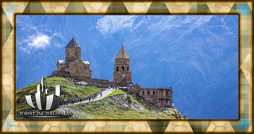 Berburu Foto Terbaik di Gergeti Trinity Church