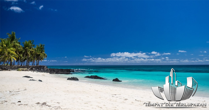 Pulau Komoro, surga tersembunyi dengan pantai berpasir putih, air biru kristal, dan kekayaan budaya yang memikat hati setiap pengunjung.